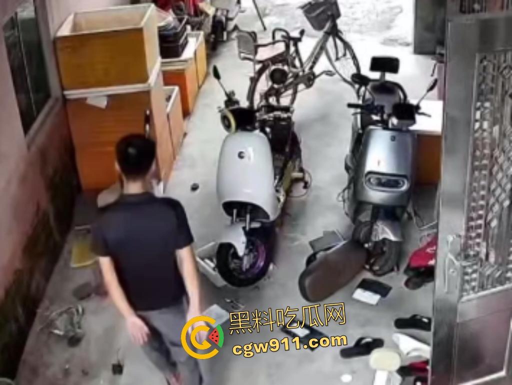 福建巷子里小孩乱放东西堵路,邻居怒打熊孩子引发小孩家长彻底疯狂抄刀狂砍,这起码要判三年起步!-3