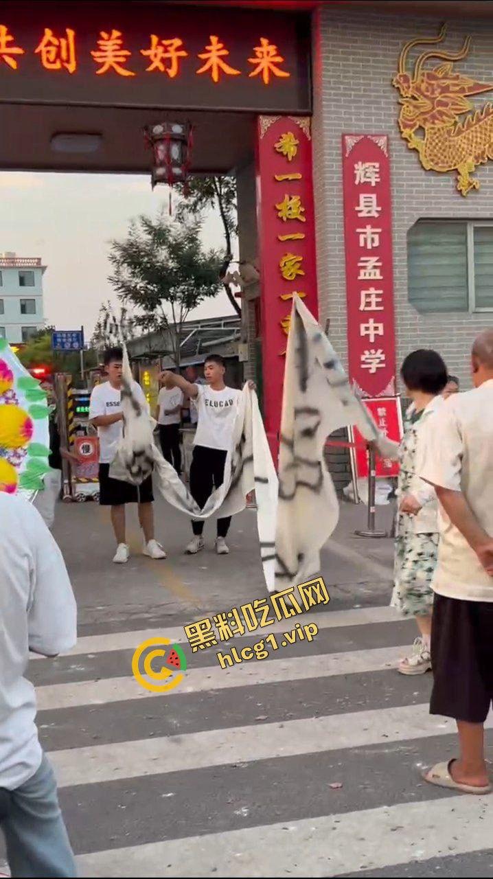 辉县市孟高中学 15岁女孩因军训意外去世 家长校门口拉横幅摆花圈！-8