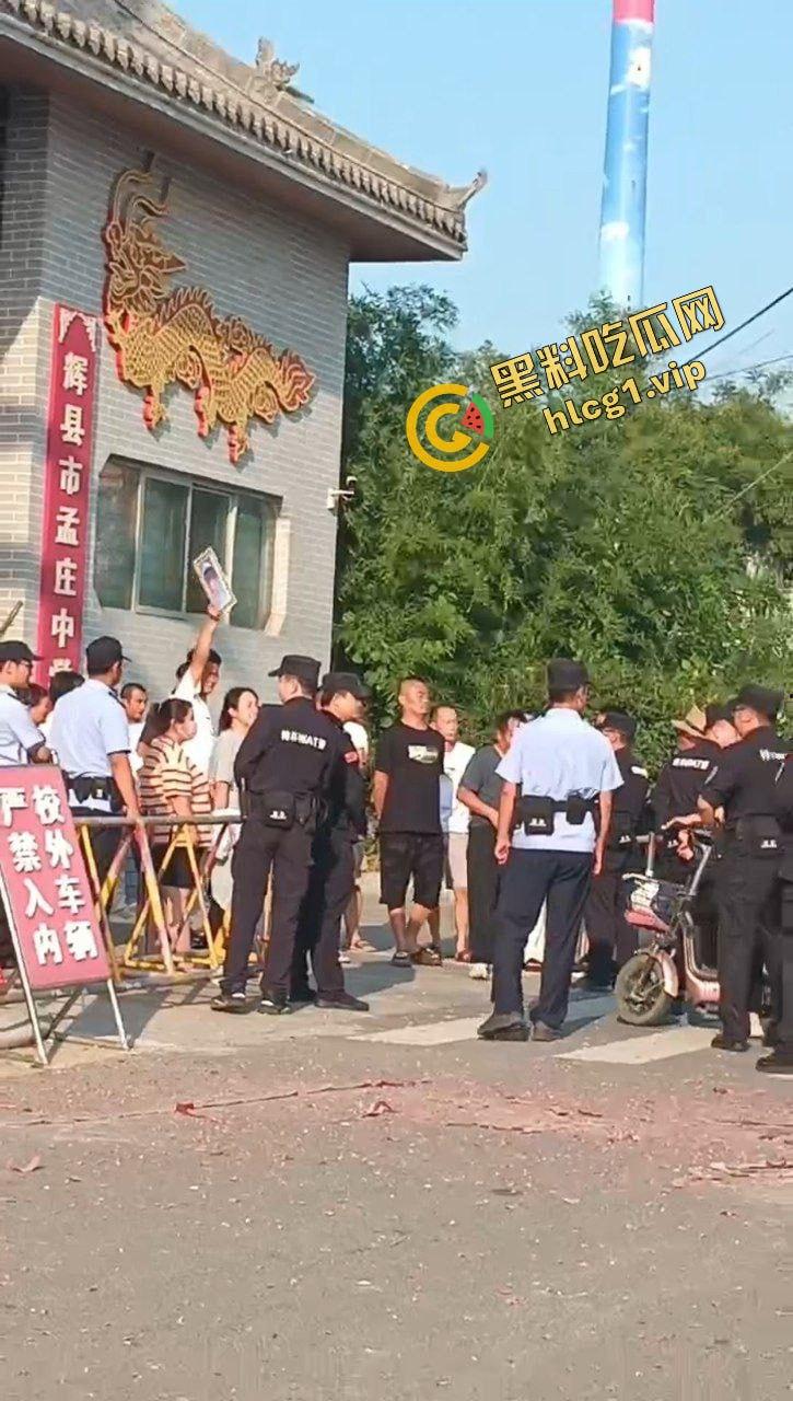 辉县市孟高中学 15岁女孩因军训意外去世 家长校门口拉横幅摆花圈！-10