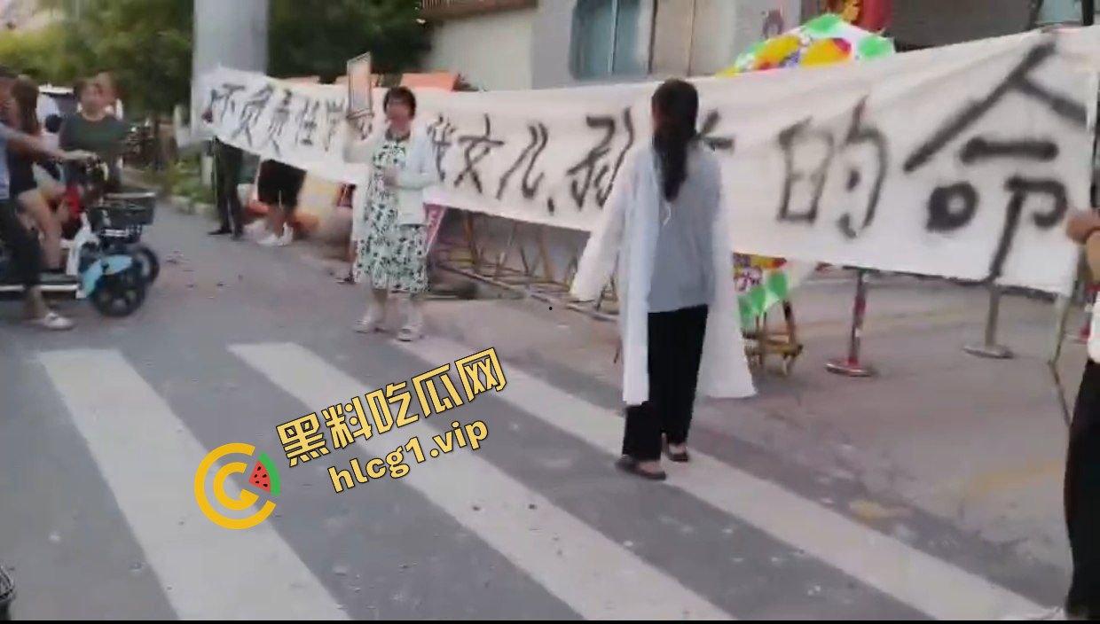 辉县市孟高中学 15岁女孩因军训意外去世 家长校门口拉横幅摆花圈！-12