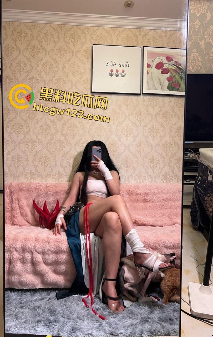 广州美术学院【梁红】母狗cos永恩秀馒头逼，富二代现实也能玩永恩，骑上永恩直接开大！-1