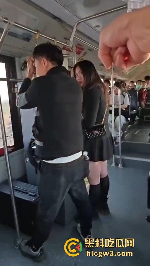 坦克小仙女坐公交大声喧哗反怼劝阻者 结果遇上硬茬 下车被骂到破防 大爷在车上笑得不行！-3