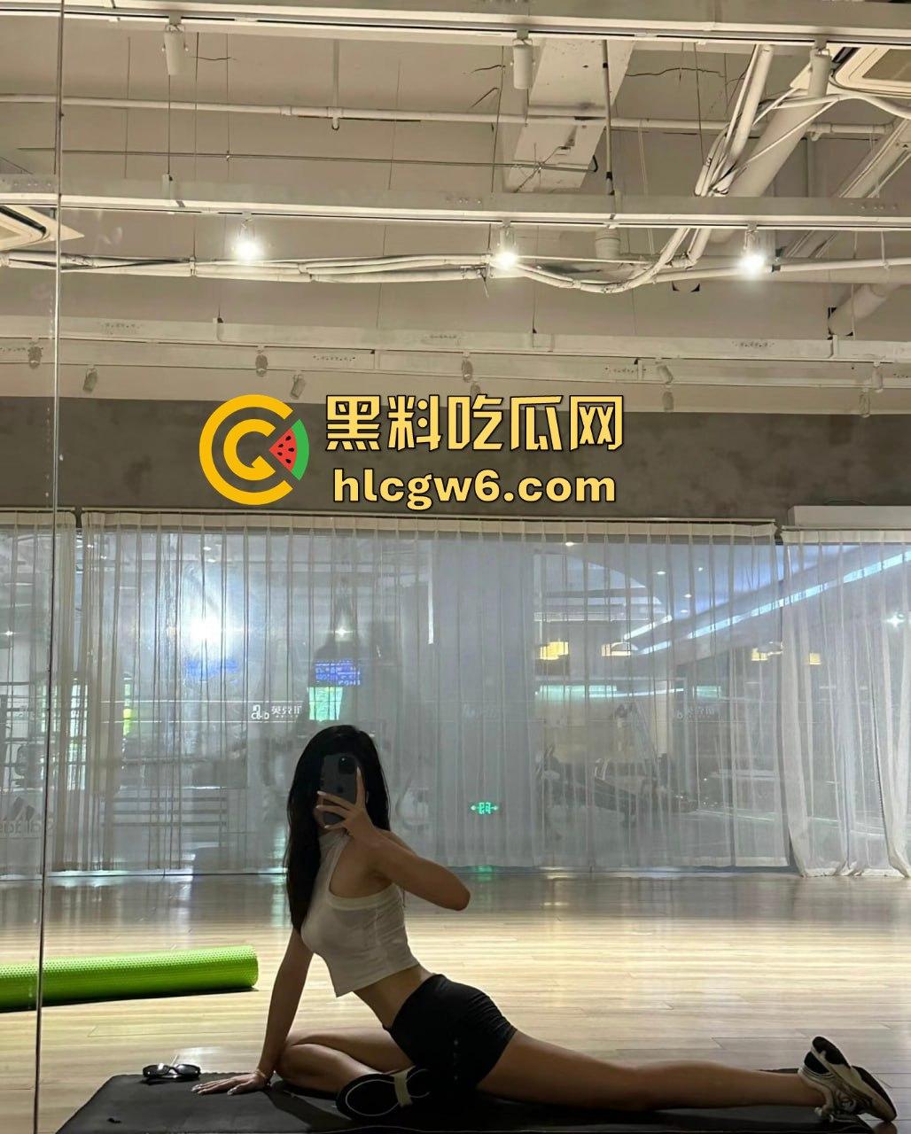 武汉『李雪 』被料友约炮开房，一边被日一边给爸打电话，大哥怒开暴力打桩模式，奶子晃得连她爸都听见了！-1