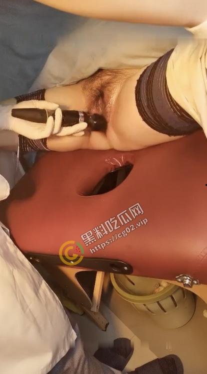 女子 SPA 养生馆玩法真多啊 普通按摩已经无法满足少妇 往阴唇放了春药再用按摩棒刺激-7