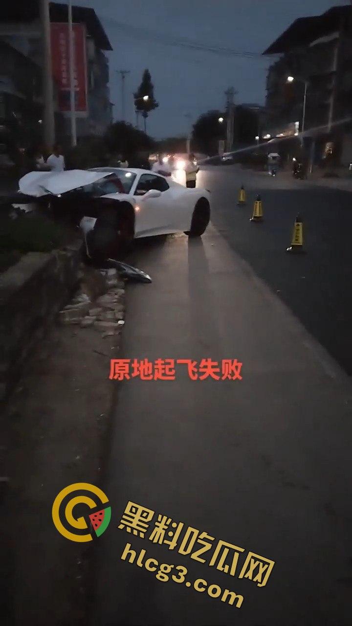 重庆垫江法拉利撞车，租车想学范迪塞尔，结果哭着回家！租车司机炫技失败后悔不已！-3