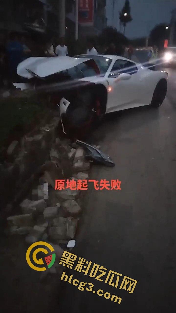 重庆垫江法拉利撞车，租车想学范迪塞尔，结果哭着回家！租车司机炫技失败后悔不已！-4