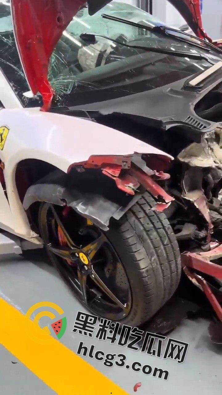 重庆垫江法拉利撞车，租车想学范迪塞尔，结果哭着回家！租车司机炫技失败后悔不已！-5