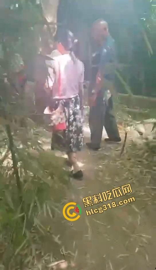 50块搞一次 她还躲个屁？偷拍野外站街熟女，刚说不接客就被老头上手开抓奶！-4