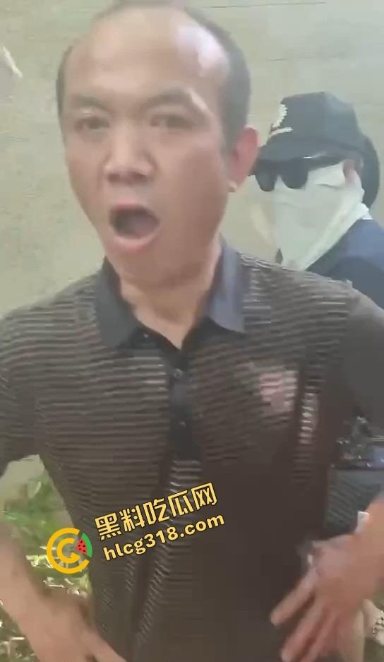 50块搞一次 她还躲个屁？偷拍野外站街熟女，刚说不接客就被老头上手开抓奶！-8