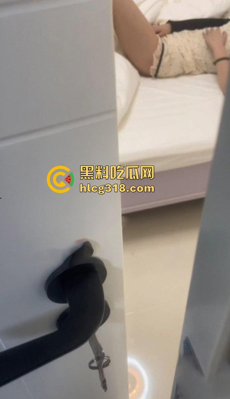 情窦初开的妹妹在房间内发情自慰，半掩房门勾引，我别无选择，只能亲自帮助扑灭火焰！-6