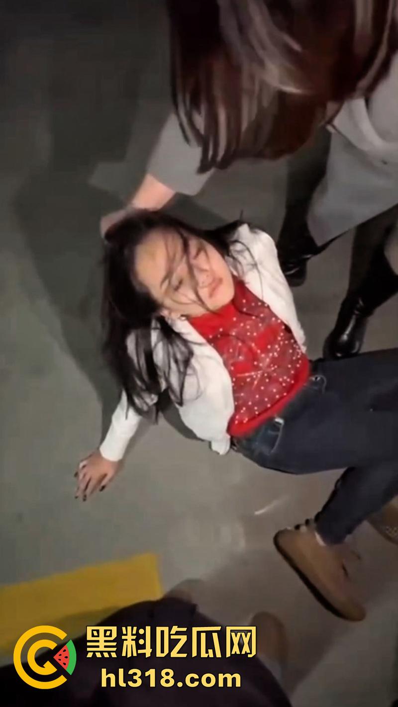 地下停车场捉奸，女子联合亲友抓小三，当场逮住老公和小三亲热，将两人围堵殴打，打人者已经被刑拘！-6