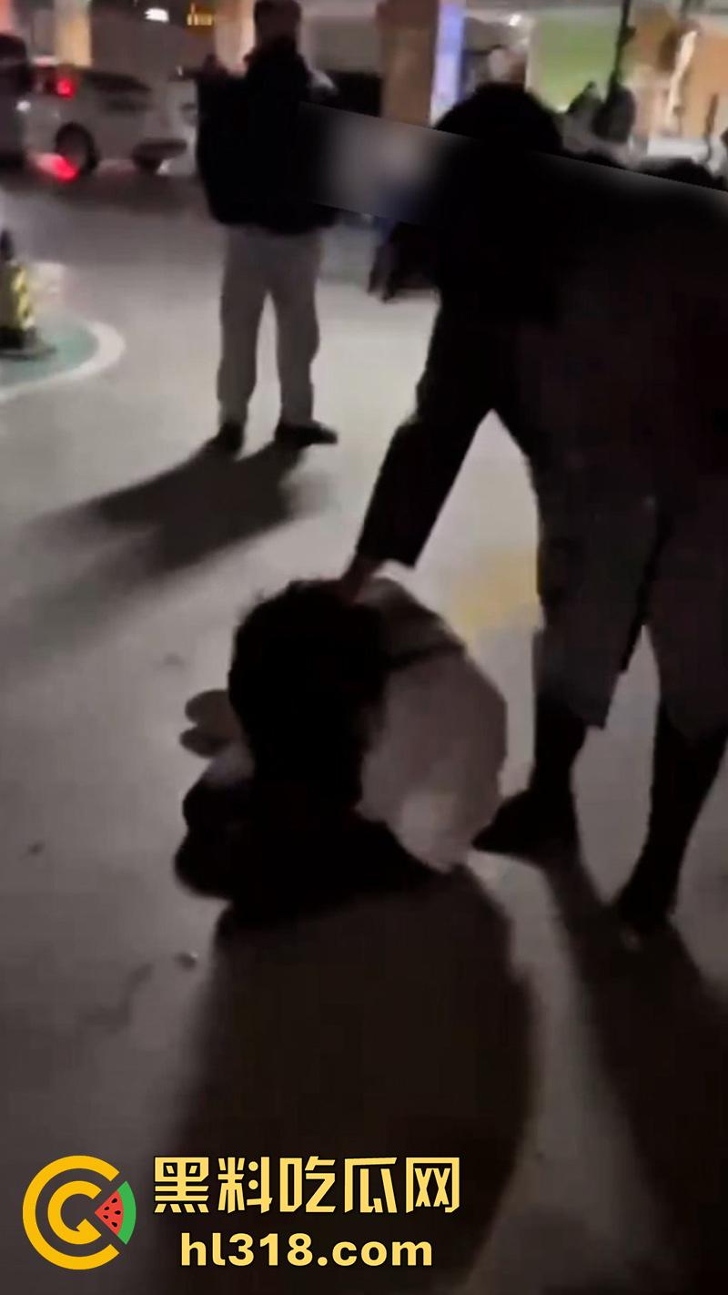 地下停车场捉奸，女子联合亲友抓小三，当场逮住老公和小三亲热，将两人围堵殴打，打人者已经被刑拘！-7