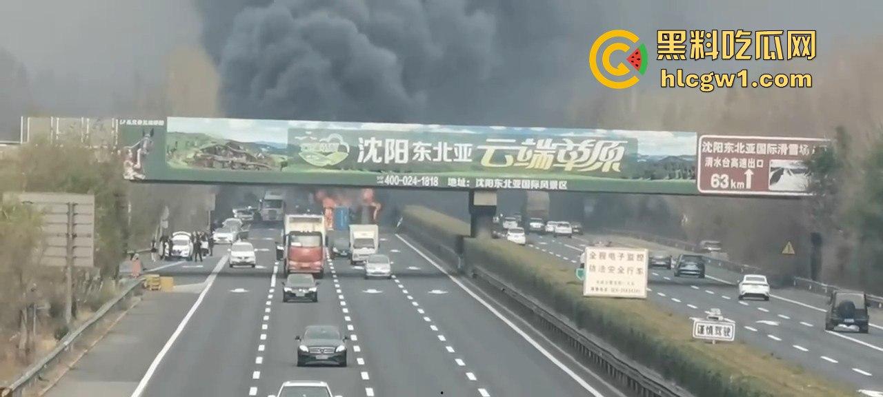 辽宁沈阳苏家屯高速突发大巴车祸!疑似载满辽宁师范大学学生,现场一片狼藉!-3