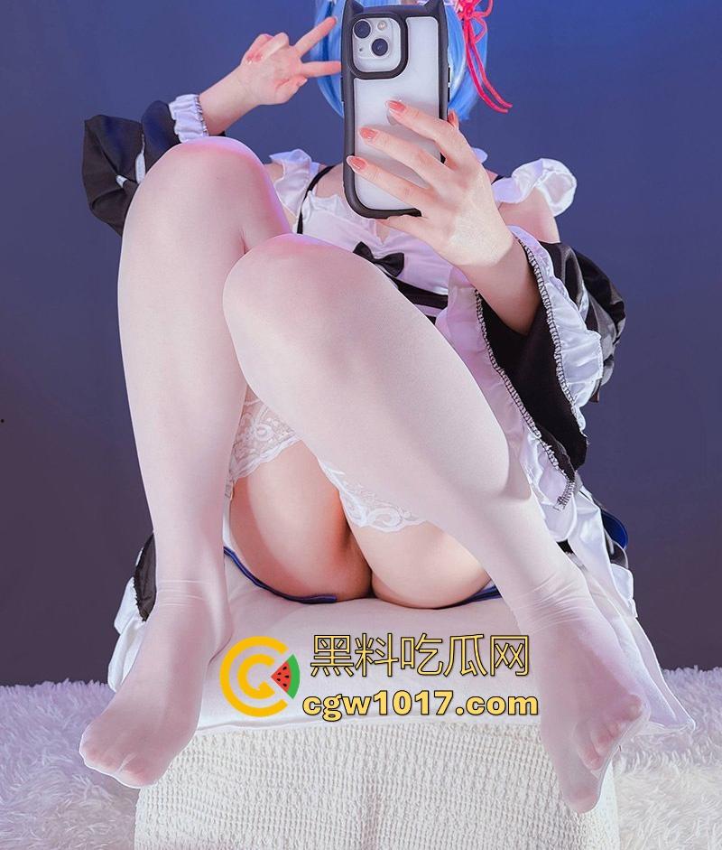 极品福利姬【Ayame】COS雷姆福利视频流出，完美身材诱惑摆拍，AV棒轻戳粉嫩无毛小穴，让人裤裆紧绷！-1