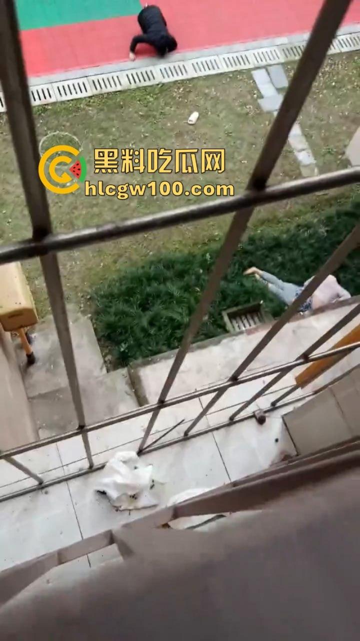 变态的妈 无能的爸 破碎的孩子 全家一起挂！上海闵行一家三口被逼跳楼 只因孩子没考100分？-8