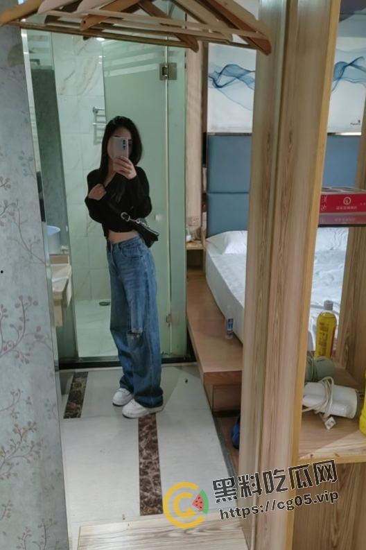 偷拍亲嫂子上厕所！南昌小伙背着亲哥约美女嫂子出去玩 还偷拍嫂子上厕所 第一次见视频比照片还好看的-3