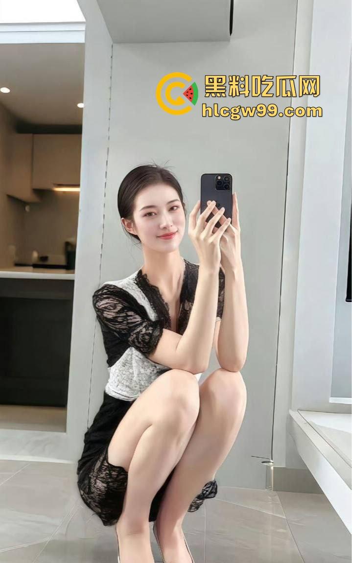 上海超高颜值极品御姐【钱雪】被金主爸爸拿下,在床上骚的不像样,口交吃鸡,乳夹M腿被压在身下无套爆操!-1