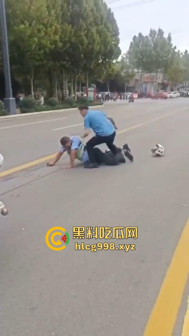 山东滕州男子当街暴揍交警！因不满罚款，上去直接开干！-1