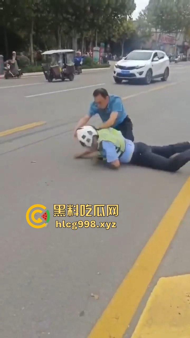 山东滕州男子当街暴揍交警！因不满罚款，上去直接开干！-6