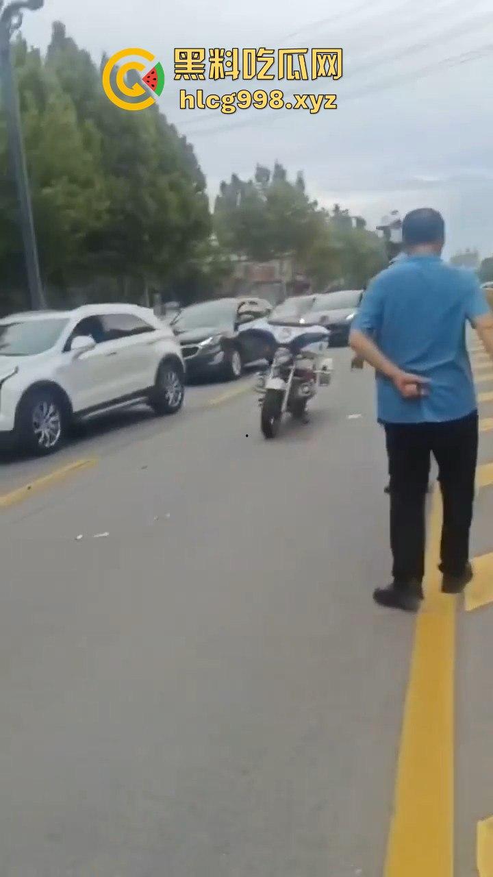 山东滕州男子当街暴揍交警！因不满罚款，上去直接开干！-13
