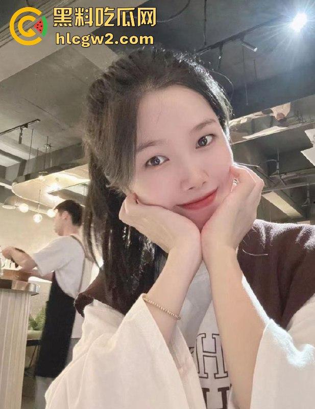 天津『尤倩雯』户外大尺度露出 被金主爸爸调教成骚浪贱货，后入爆干呻吟不断，露出游戏玩到极致！-4