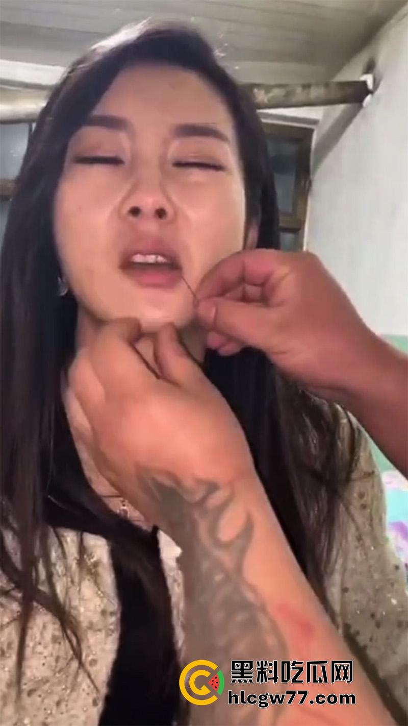 变态大叔包养母女，操够了还居家玩SM，穿针引线穿刺缝嘴，玩的真变态啊！-3