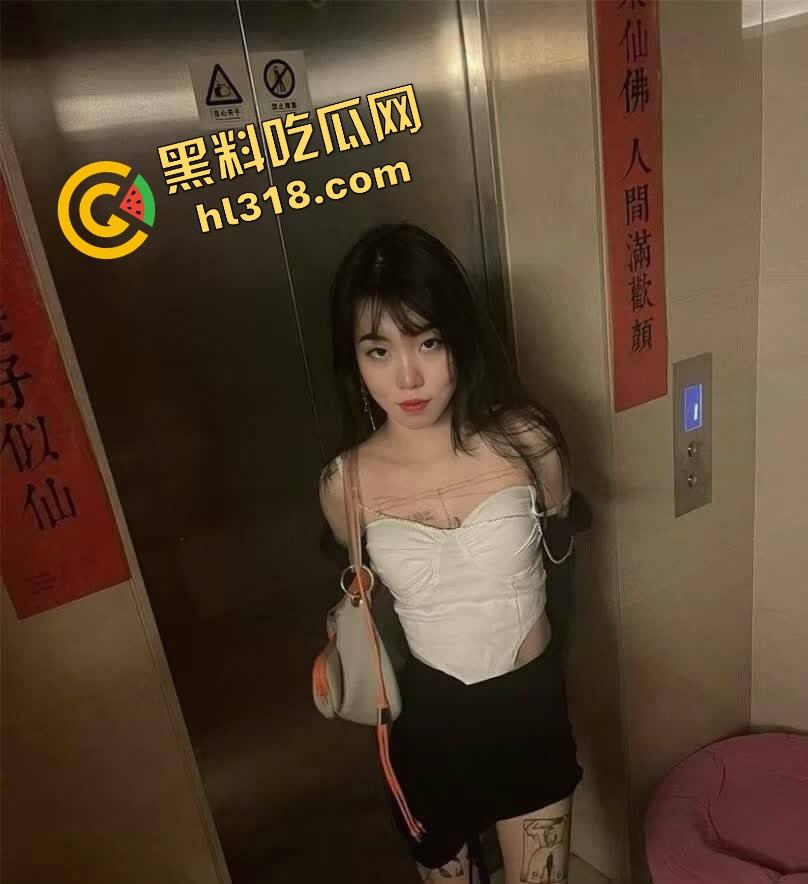 北京昌平98年骚货『孙晔子』裸身电梯诱惑、楼梯间后入被操成水管，内射后还夹着精液打卡上班！-1