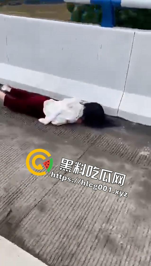 突发！广东肇庆 一人捅死人后抢车逃离贺江一桥附近又连撞数辆摩托车 现场伤亡惨重-6