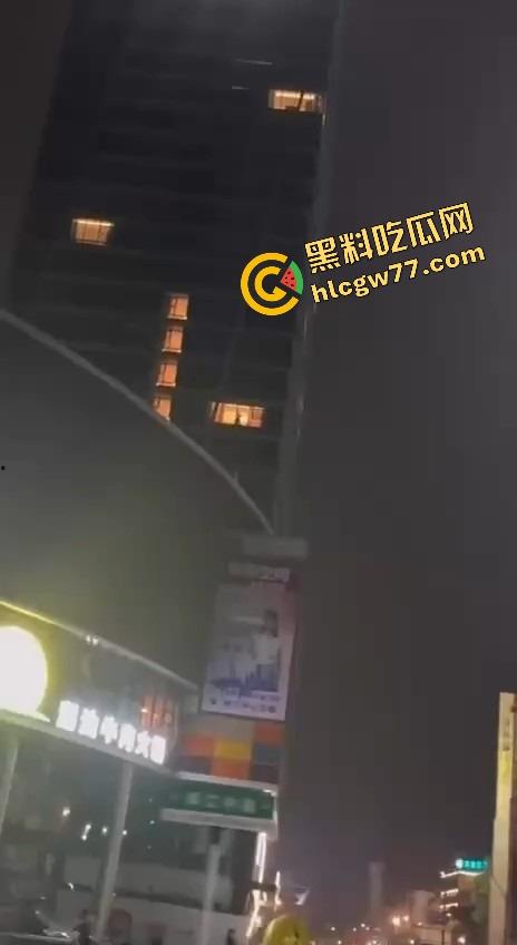 成都环球中心情侣不拉窗帘打野战,光着身子对着窗外狂操,现场直播皮影戏,爽到飞起!-5