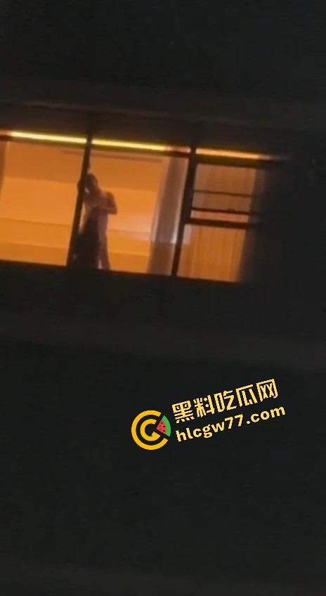 成都环球中心情侣不拉窗帘打野战,光着身子对着窗外狂操,现场直播皮影戏,爽到飞起!-9