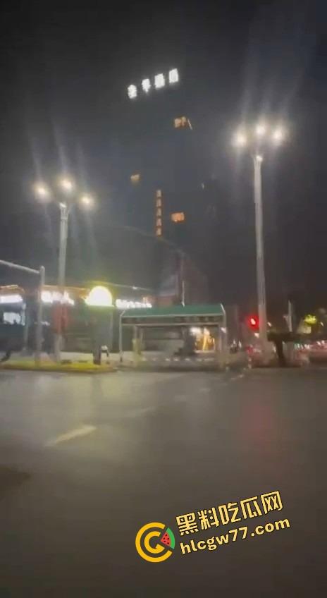 成都环球中心情侣不拉窗帘打野战,光着身子对着窗外狂操,现场直播皮影戏,爽到飞起!-11