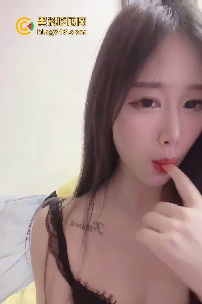 杭州清纯女神居家自拍视频流出，高颜值反差母狗骚舞诱惑，巨长美腿极品身材，这种货色收贵点都不过分！-1