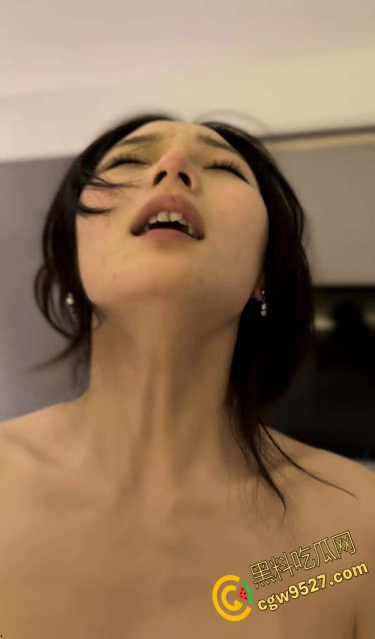 云南大学清纯学妹【谢芝灵】，被男友疯狂调教，酷爱口交沉迷榨精，眼神拉丝表情无比淫荡 !-6