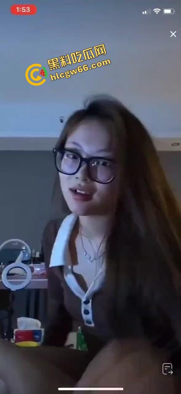 抖音直播间惊现狠活，女主播一边陪金主互动一边被操，嘴里喊粉丝逼里夹棒子，粉丝刷礼物金主在冲刺！-1