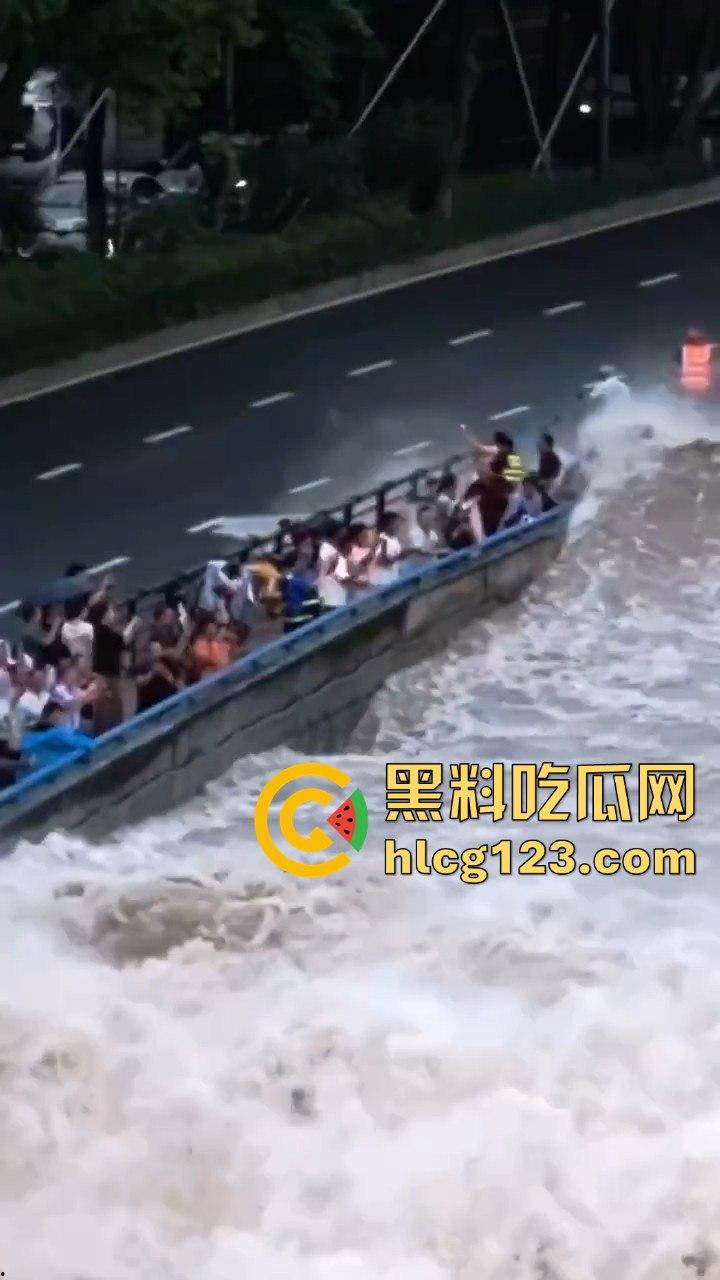 台风普拉桑来袭，钱塘江大潮buff叠加，围观群众瞬间被吞没！看个潮水直接被干翻！-7