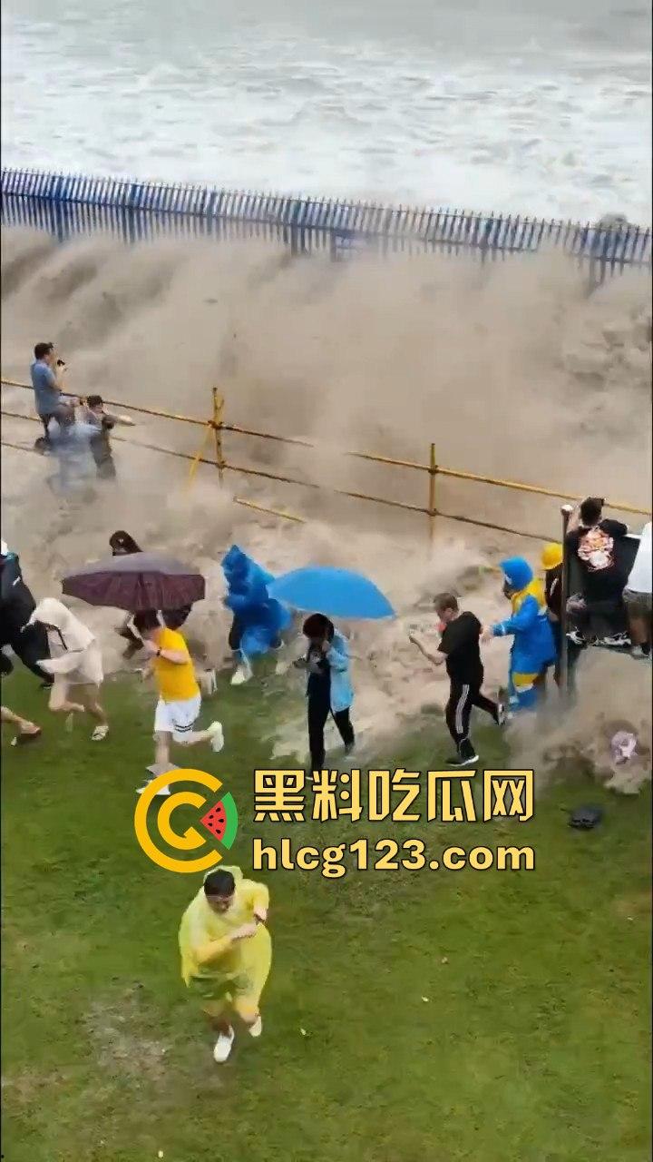 台风普拉桑来袭，钱塘江大潮buff叠加，围观群众瞬间被吞没！看个潮水直接被干翻！-10