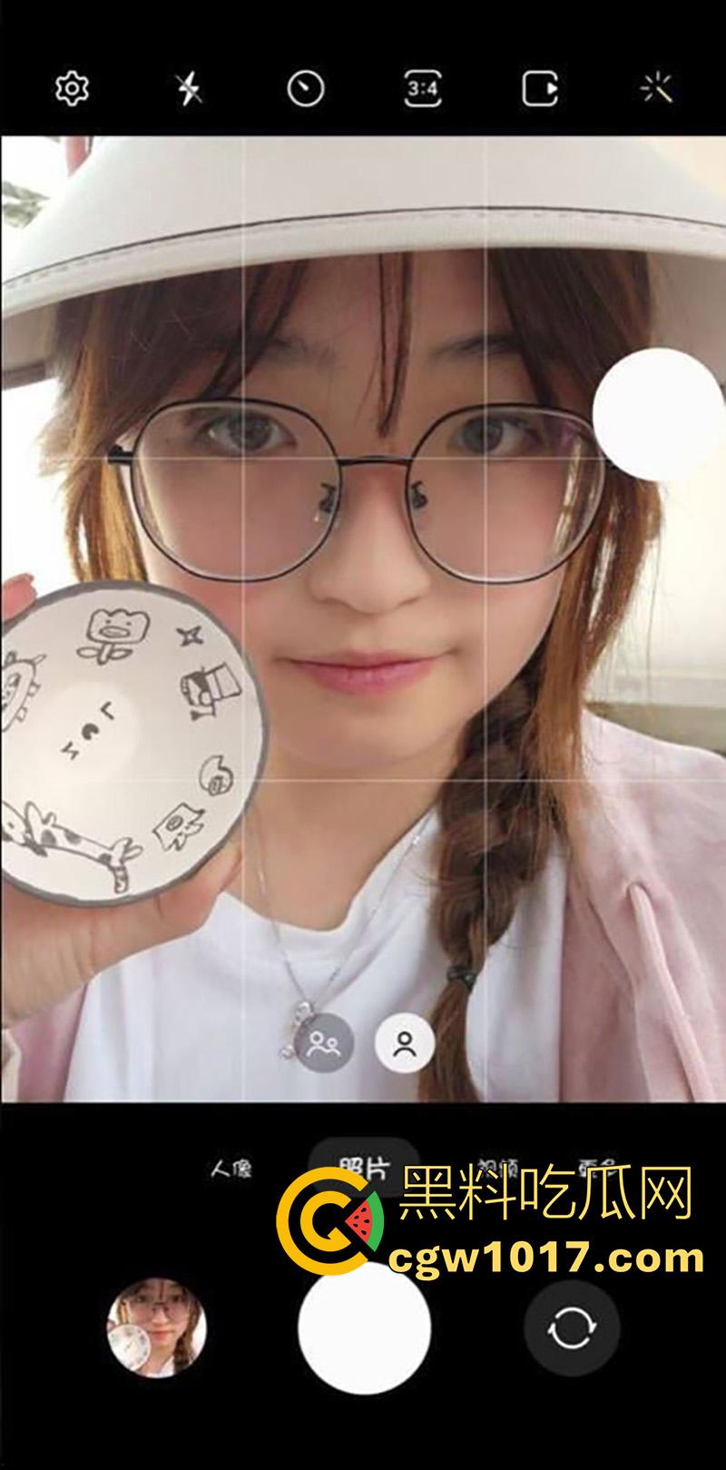 柳州职业技术学院学妹【韦闫妮】，颜值甜美的眼镜嫩妹，被学长PUA放学带去开房玩3P，前后夹击爆操蜜桃臀！-2