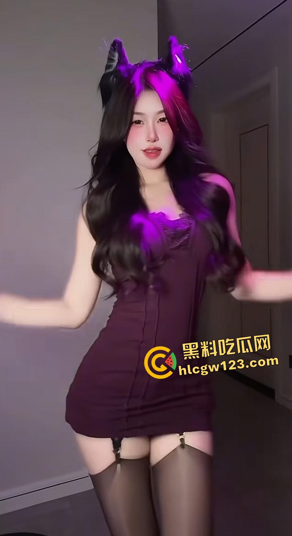 抖音辽宁学生妹【豆豆公主】直播自慰假阴茎不够真鸡巴爽，粉丝想群P奈何无团购！-2