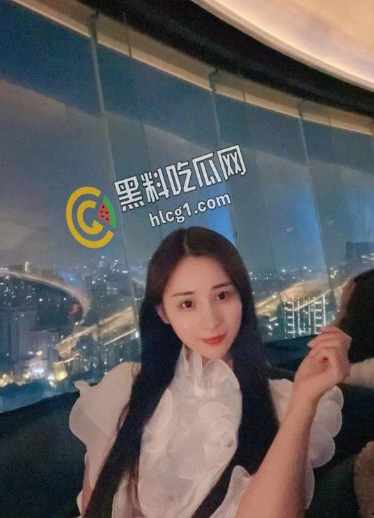 浙江高颜值女大学生 王瑶 为了赚钱买奢侈品 被金主包养高价定制露脸视频流出！-8