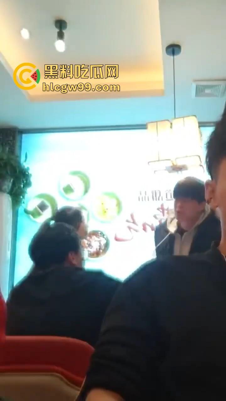 趁好兄弟出差深夜约其女友吃火锅，不料兄弟当场对质，出个差家给偷了！-2