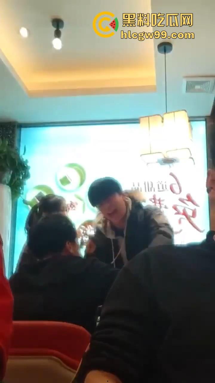 趁好兄弟出差深夜约其女友吃火锅，不料兄弟当场对质，出个差家给偷了！-4