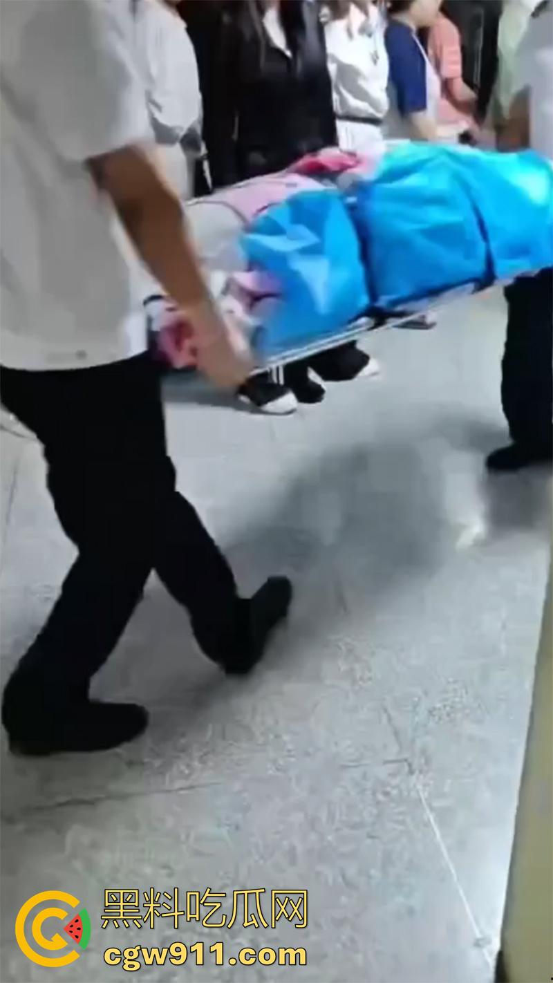 甘肃农业职业技术学院，女大学生宿舍分娩，遭大出血以及送医，做爱欢乐多，生子险送命啊！-5