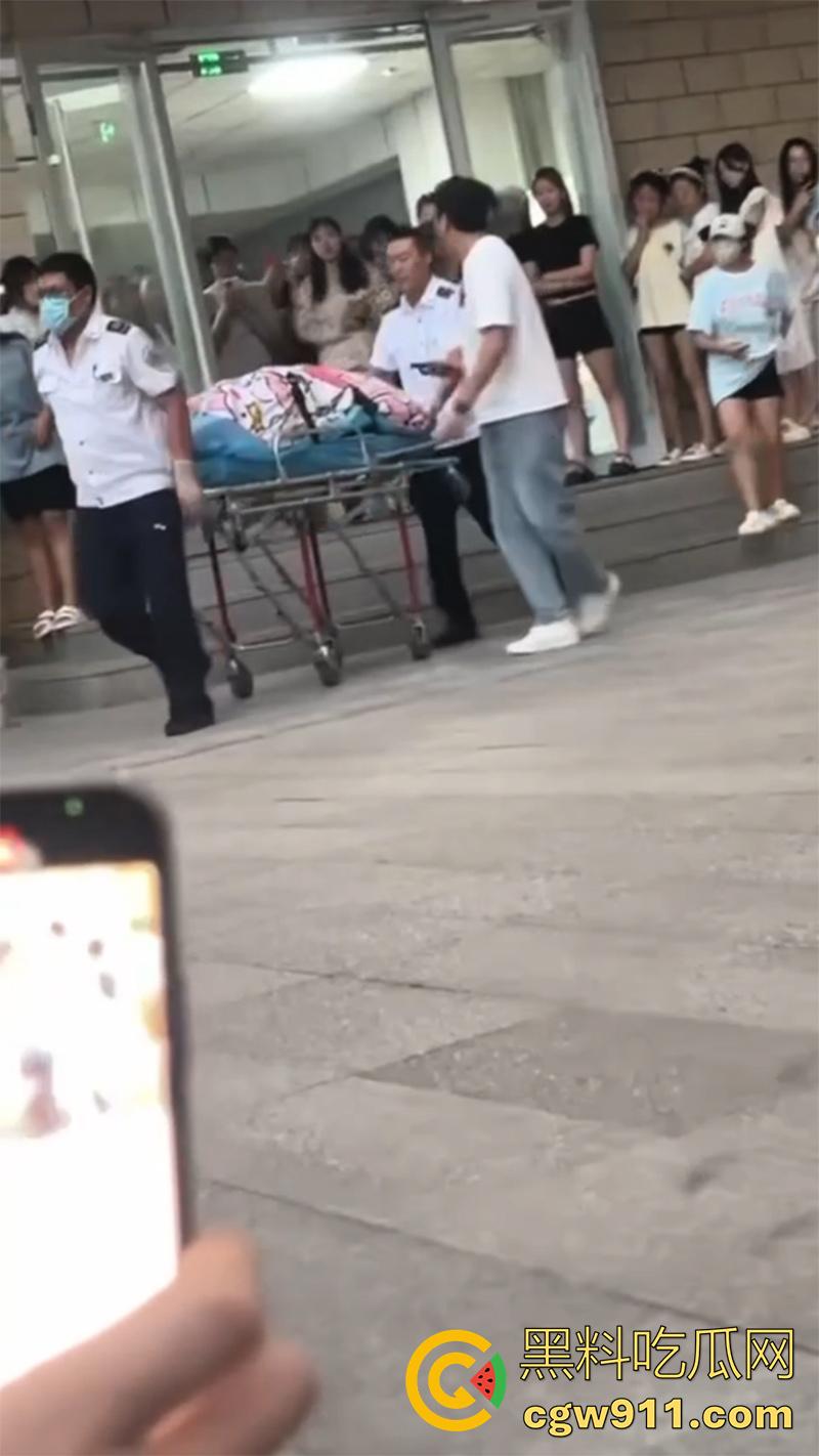 甘肃农业职业技术学院，女大学生宿舍分娩，遭大出血以及送医，做爱欢乐多，生子险送命啊！-7