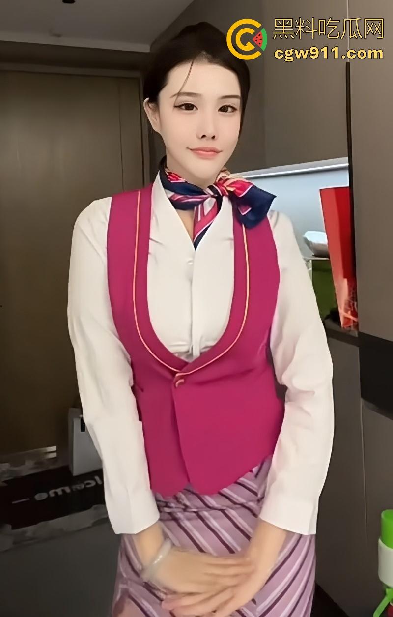 高颜值巨乳福利姬【巨樱】中国空姐为你服务，制服纽扣半解，露出深邃事业线，E杯豪乳摇晃自慰！-3
