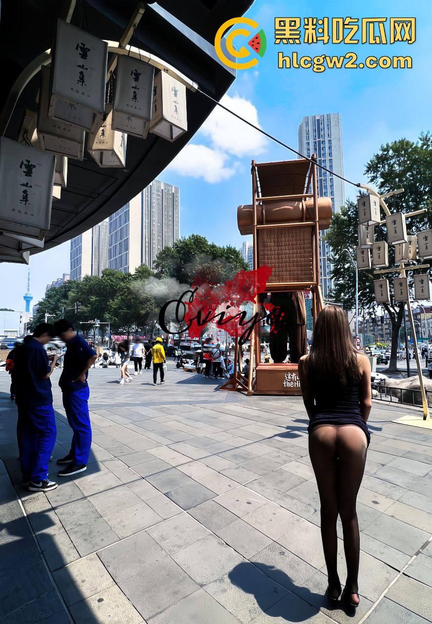 东北大神原创调教骚母狗！清纯舞蹈生反差婊一字马滴蜡撒尿，黑丝白虎嫩逼被后入爆操，插进去根本不想拔出来！-5