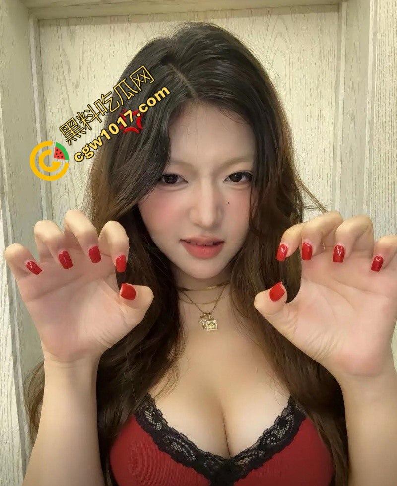 抖音颜值主播【悲伤以期】服侍榜一大哥视频遭泄密！情趣内衣跪舔金主巨屌，被按头强制深喉！视频曝光后直接销号跑路！-1