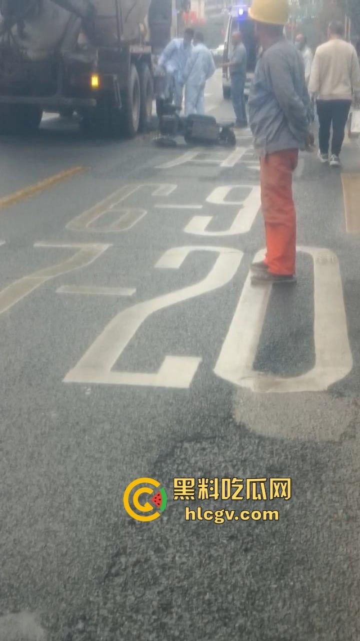 自贡张家沱隧道口工程车酿惨祸一妇女被大型工程车碾压后场景惊心！-3