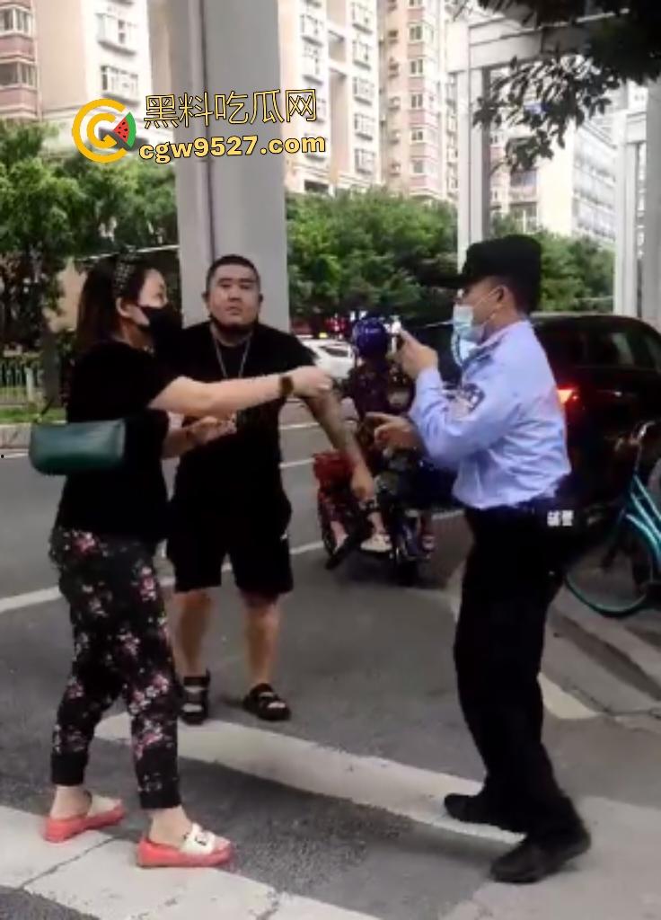 广州猛男怒打交警!因不满罚单当街狂扇头,警帽直接飞天,老婆在一旁看戏,看来这是想老公进去?-2