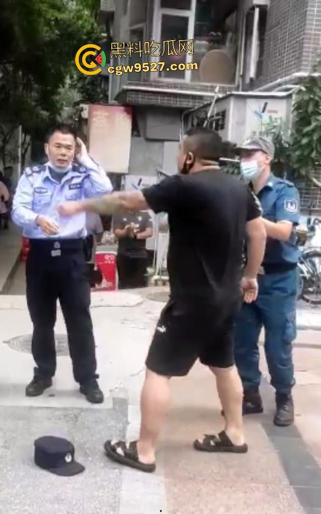 广州猛男怒打交警!因不满罚单当街狂扇头,警帽直接飞天,老婆在一旁看戏,看来这是想老公进去?-4