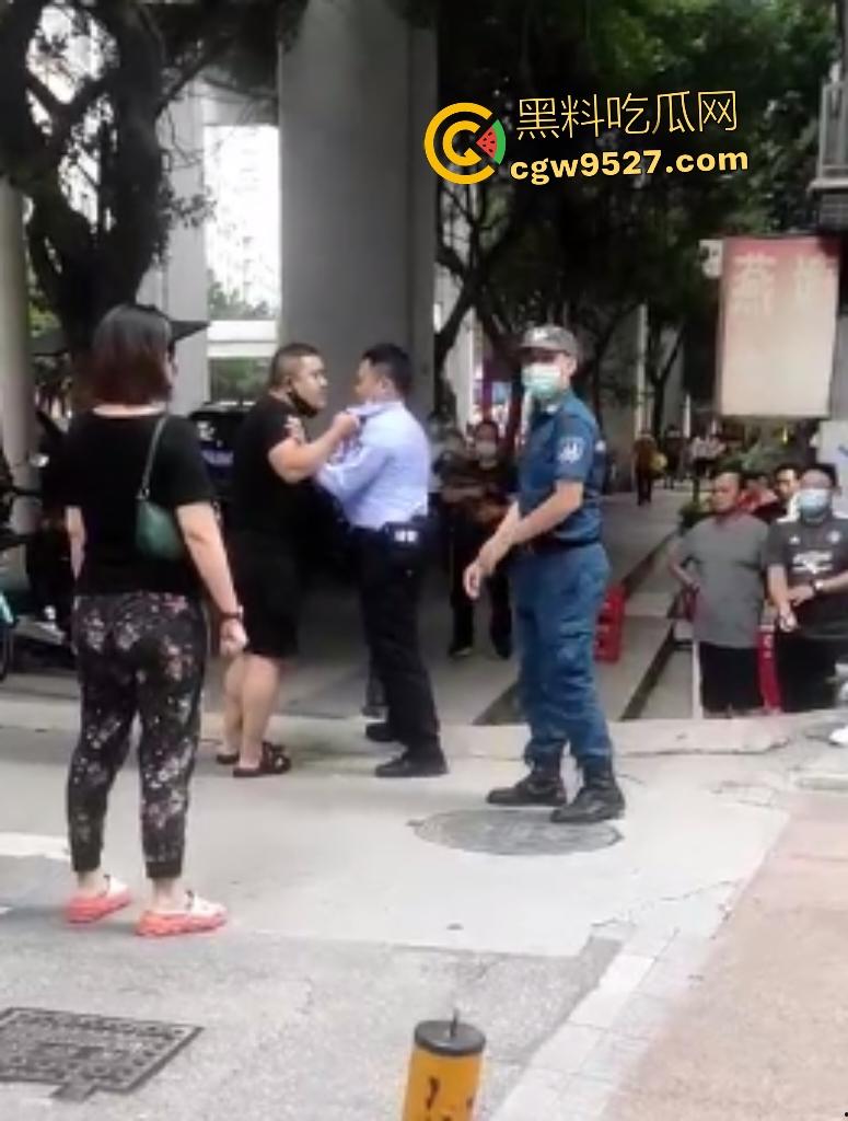 广州猛男怒打交警!因不满罚单当街狂扇头,警帽直接飞天,老婆在一旁看戏,看来这是想老公进去?-6